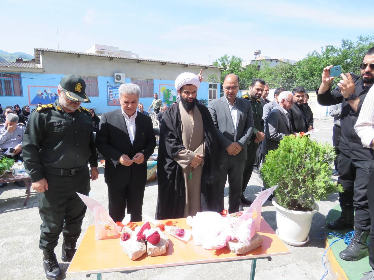 نواخته شدن زنگ سپاس در مدرسه شهید عسکری تجلی تکریم مقام معلم